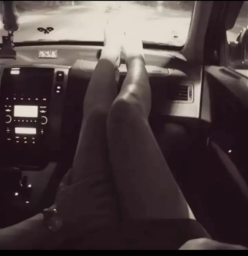 Девушка с парнем в машине без лица