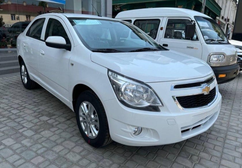 Белый Chevrolet Cobalt 4