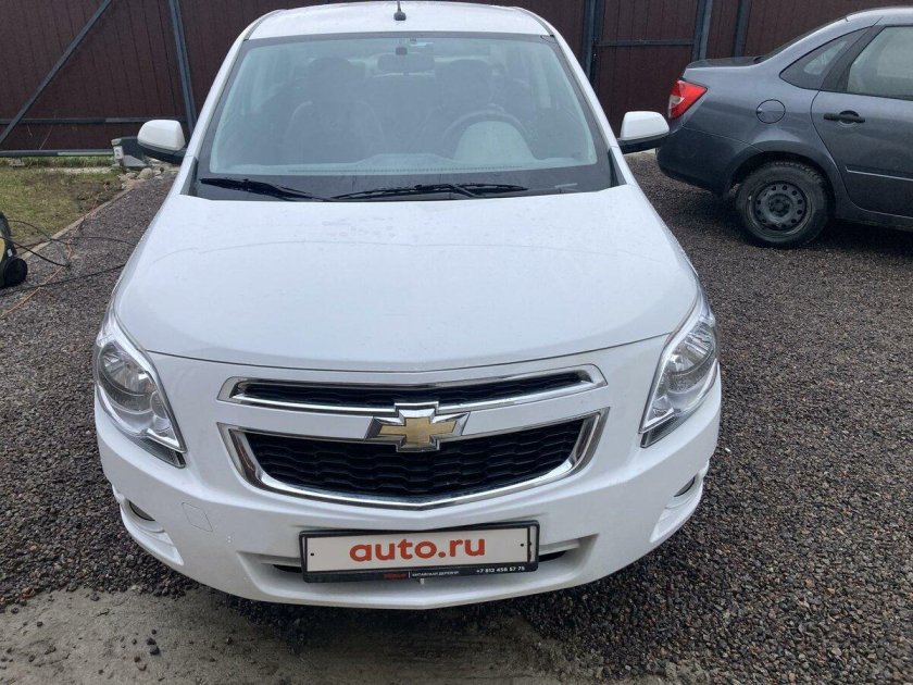 Белый шевроле кобальт