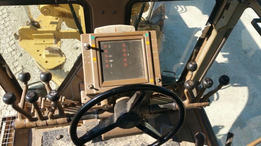 Грейдер Caterpillar кабина