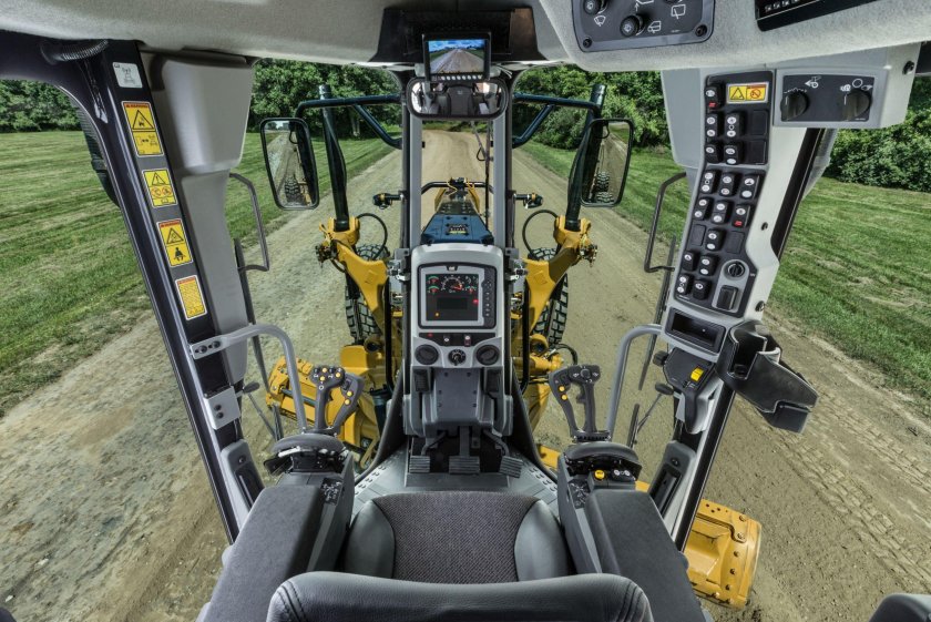 Cat 140m кабина