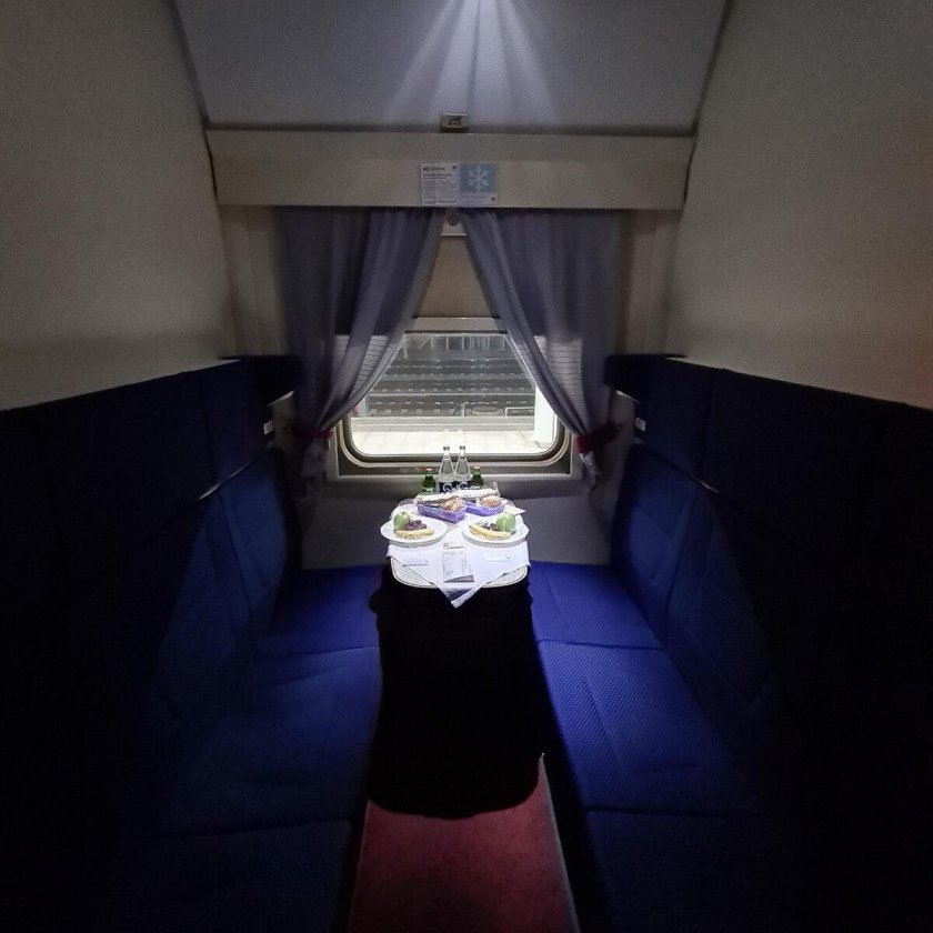 Фирменный поезд Волга св