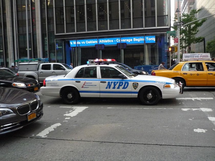 Полицейская машина Форд Краун Виктория NYPD