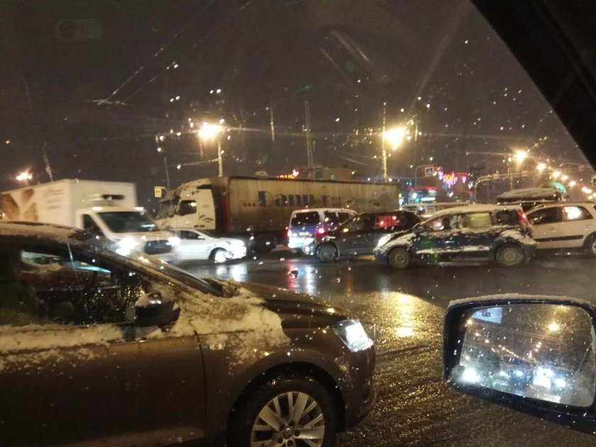 Пробка из машин зимой