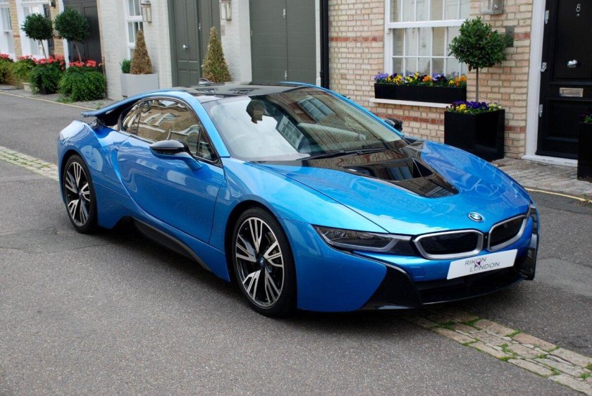 BMW i8 синяя