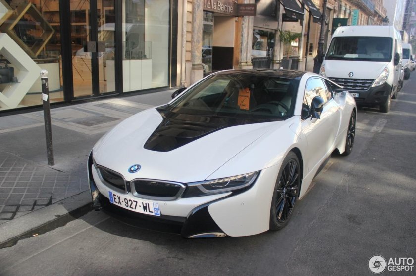 Машина бмв i 8