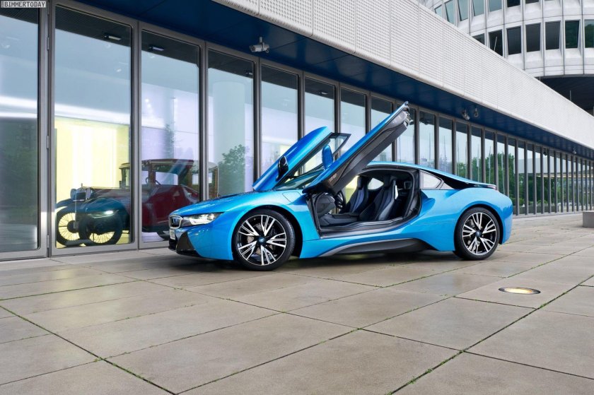 BMW i8 синяя