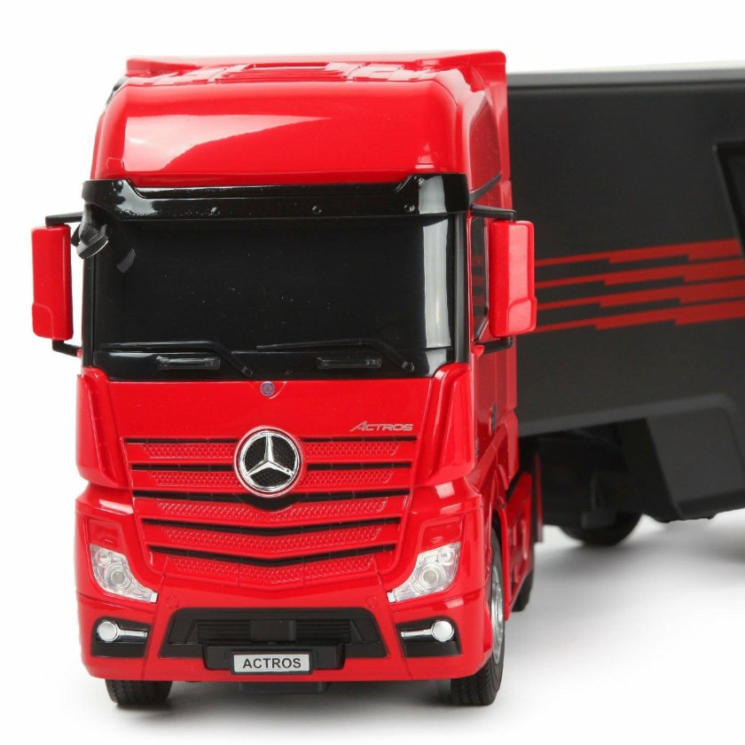 Красный тягач