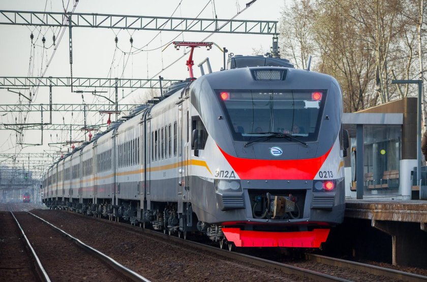 Локомотив поезд