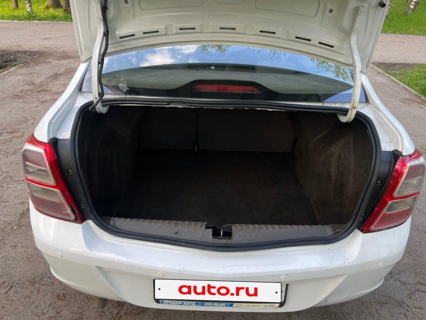 Белый шевроле кобальт