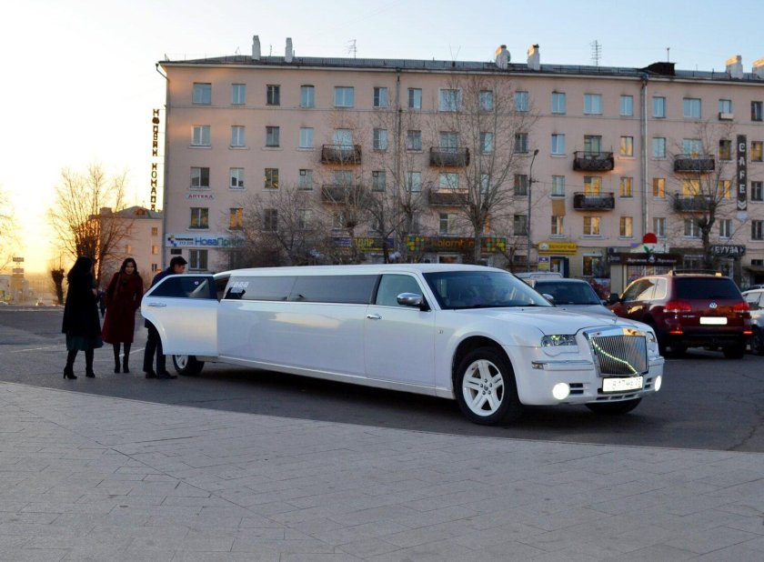 Крайслер лимузин белый Роллс Ройс