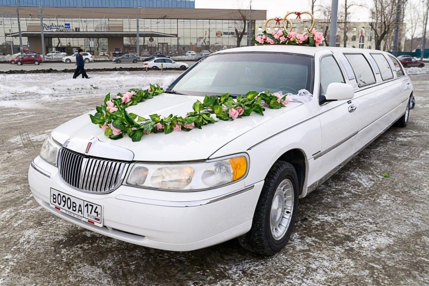Лимузин Таун кар белый