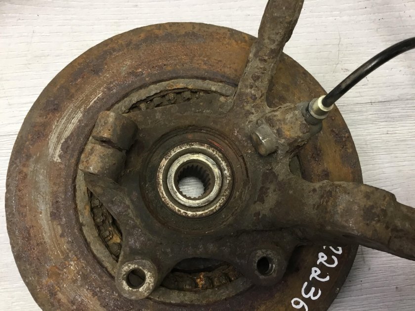 Задняя цапфа Рено Меган 2