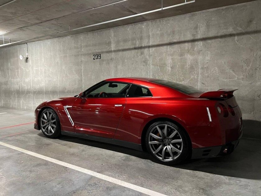 Ниссан гтр р35 красный