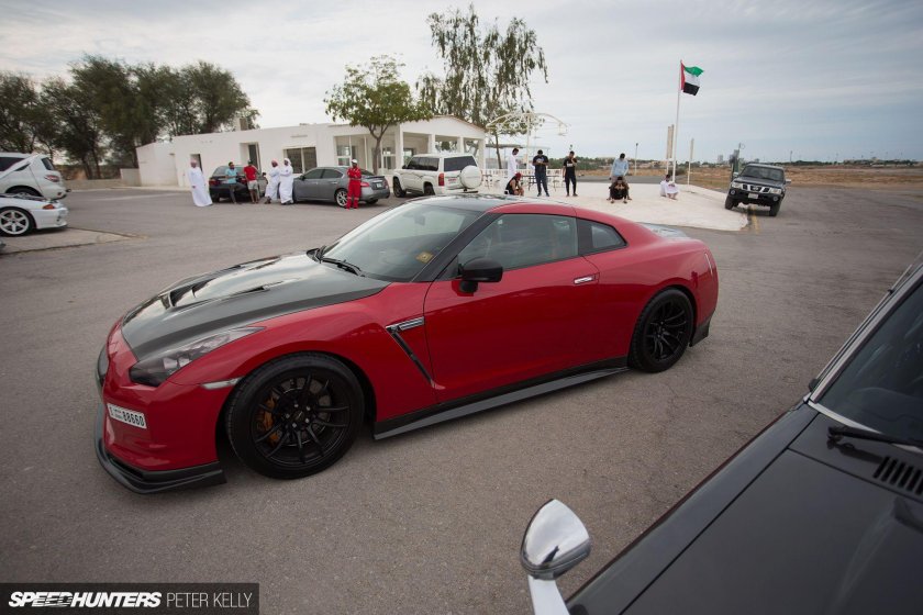 Ниссан ГТР красный