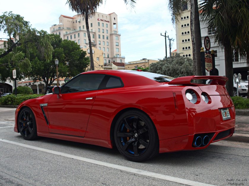 Ниссан ГТР р35 красный