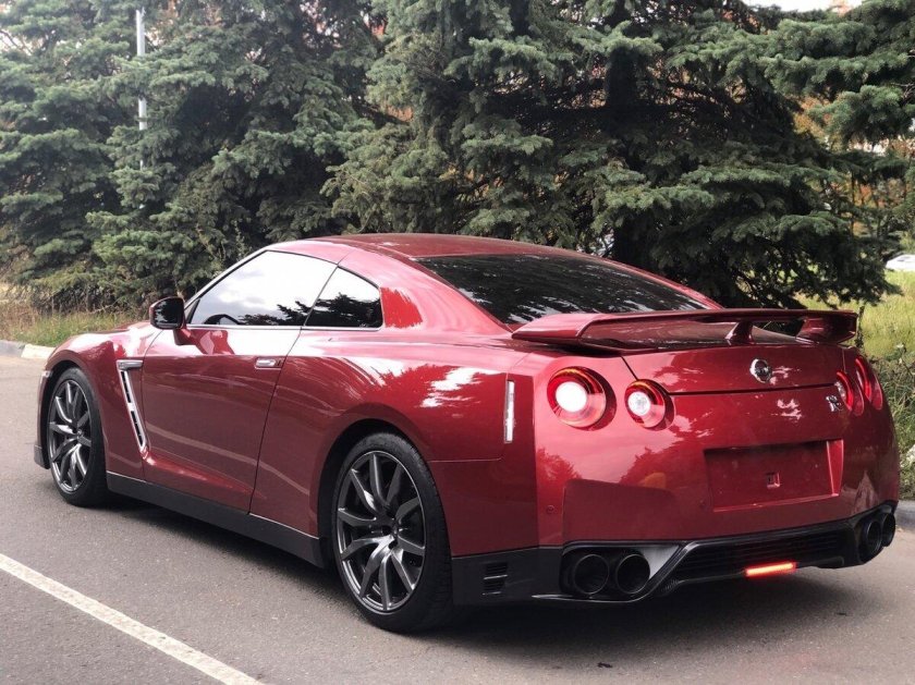 Ниссан ГТР р35 красный
