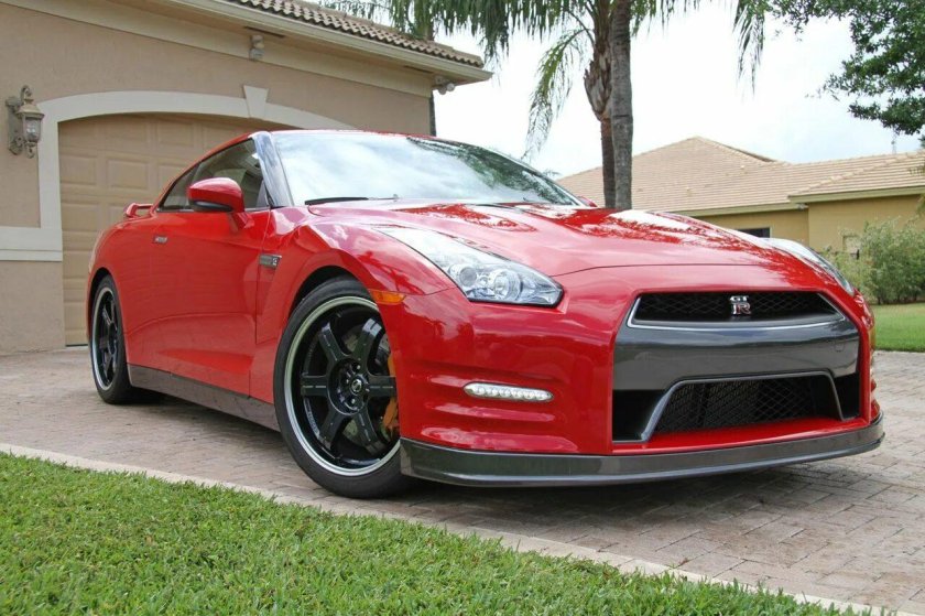 Nissan GTR Red