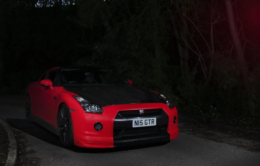 Nissan GTR красный