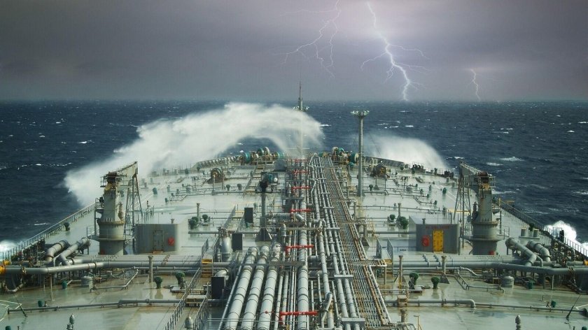 Танкер в шторм