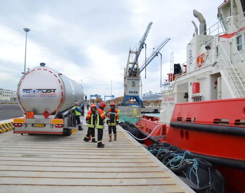 Бункеровка судна СПГ