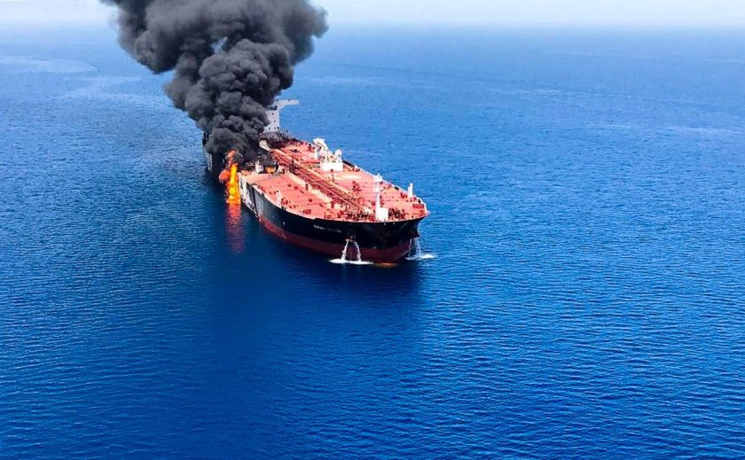 Танкер с нефтью