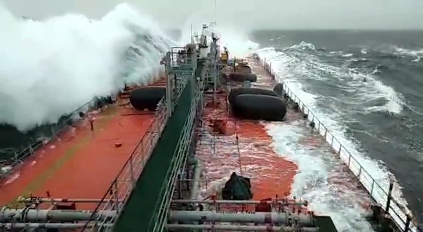 Танкер в шторм