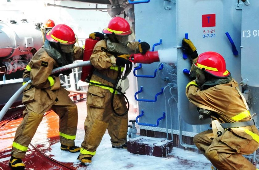 Тушение пожара на корабле