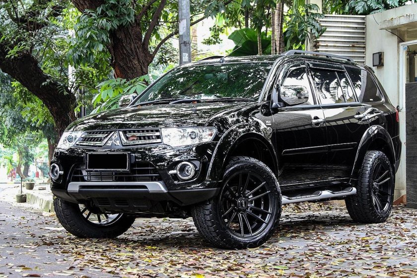 Black Tuning Mitsubishi Pajero Sport 2