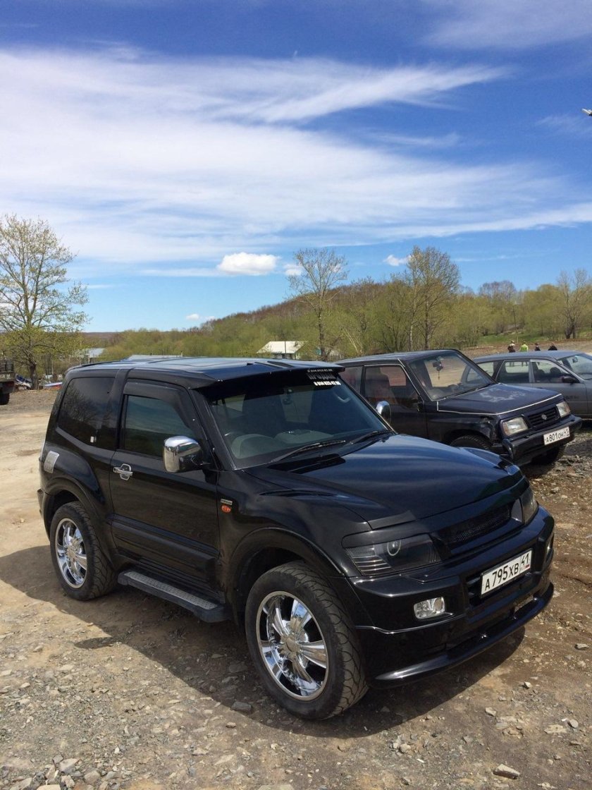 Mitsubishi Pajero 2000 черный
