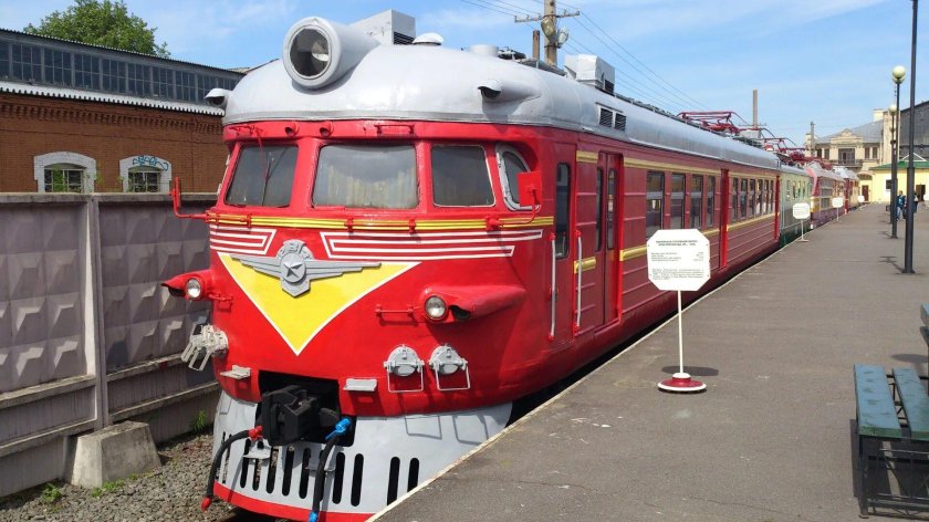 Головной вагон электропоезда эр2