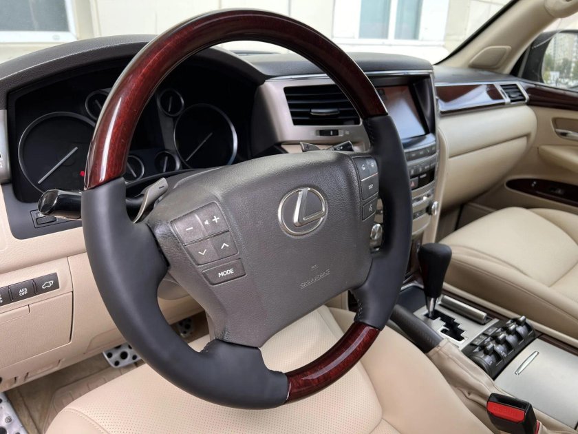 Лексус ЛХ 570 2022 салон