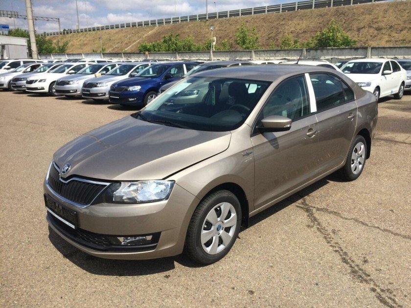 Skoda Rapid бежевый