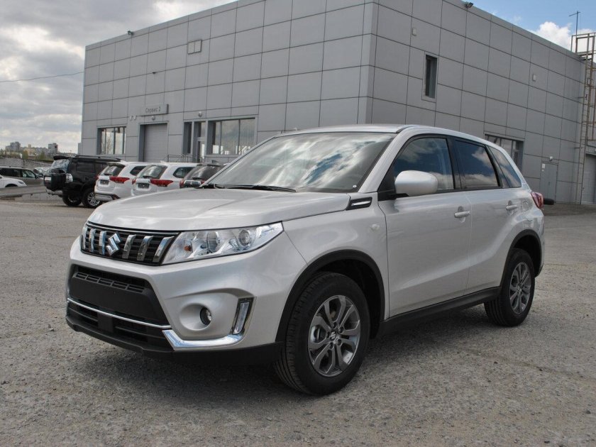Suzuki Vitara белая