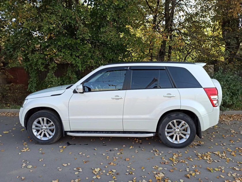 Suzuki Grand Vitara белая