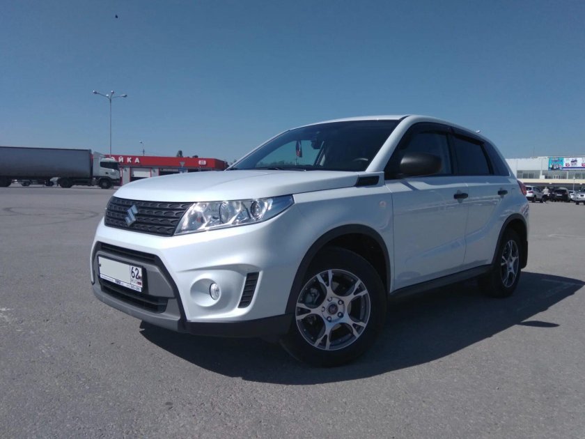 Suzuki Vitara белая