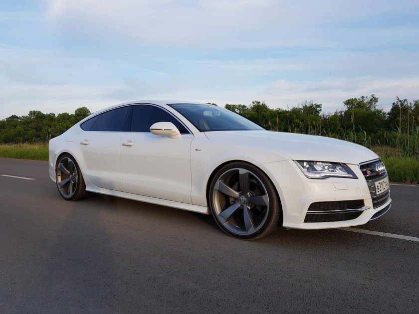 Белая Audi a7 r20