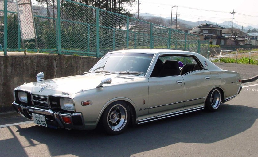 Nissan Gloria 330