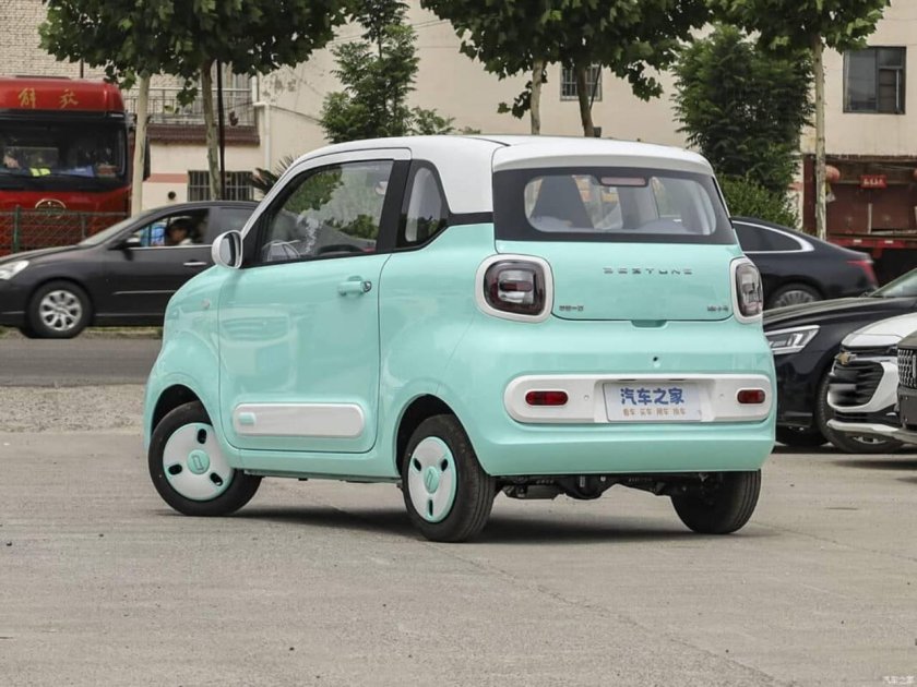 Маленький китайский электромобиль