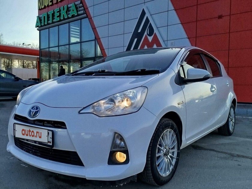 Тойота аква гибрид 2014