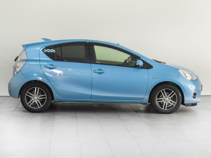 Тойота Аква голубая