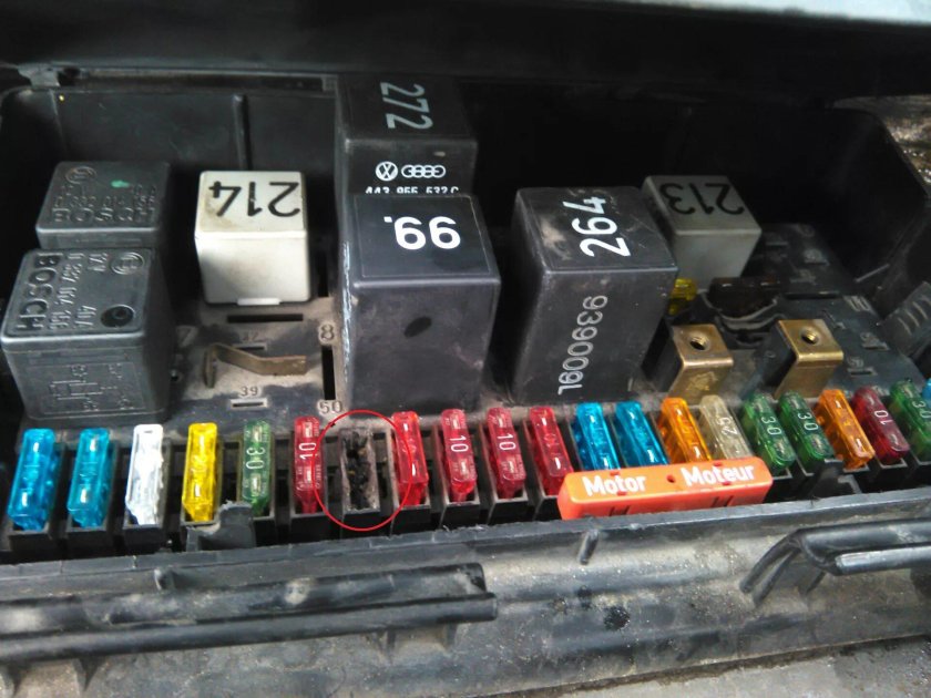 Монтажный блок Audi 80 b4