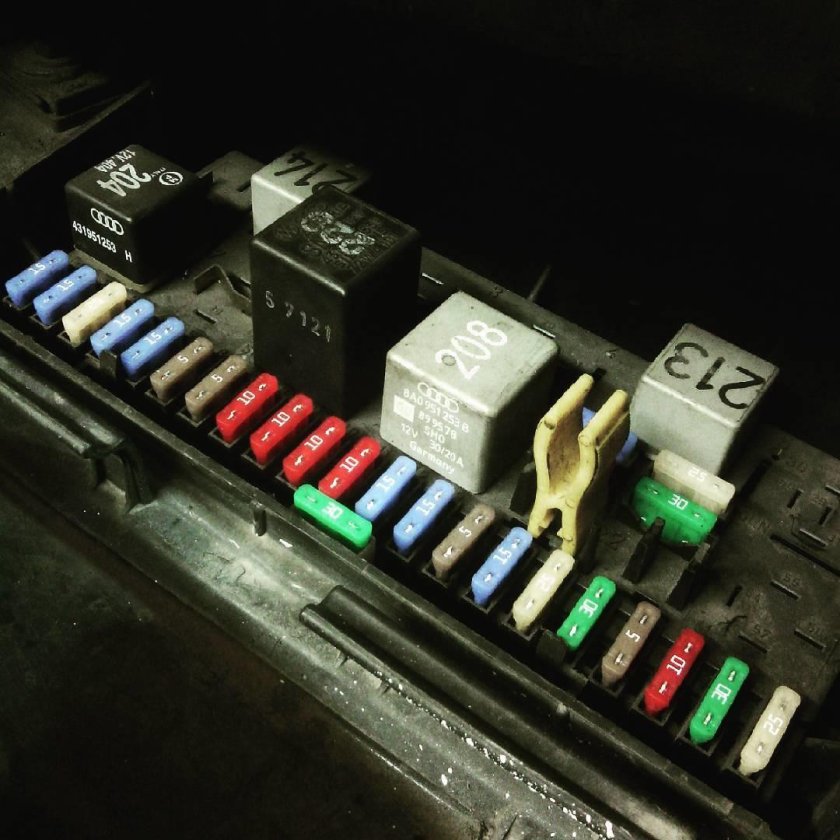 Монтажный блок Ауди 80 б3