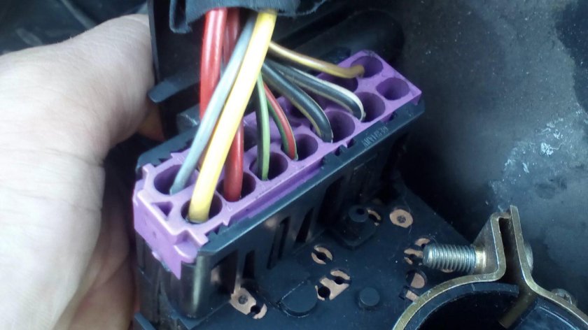 Фишка подрулевого переключателя ауди 100 с4