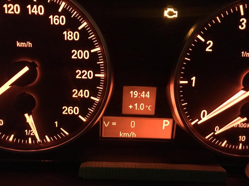 БМВ е90 спидометр