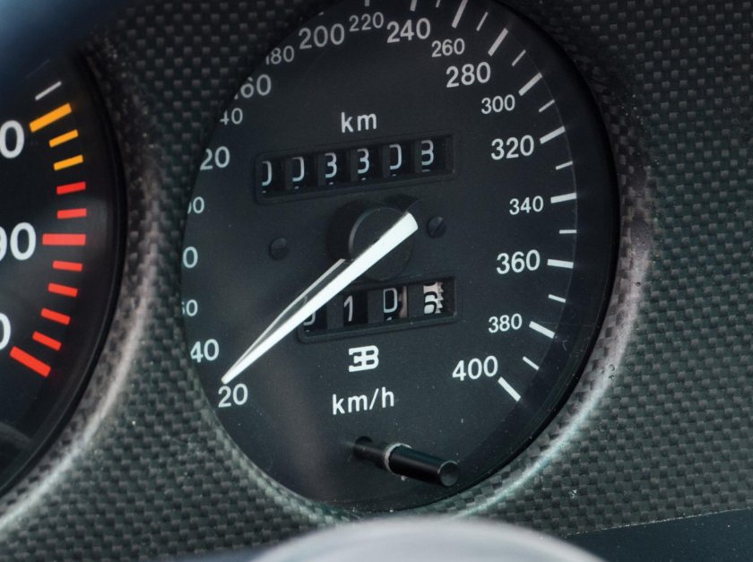 БМВ спидометр 400 км/ч