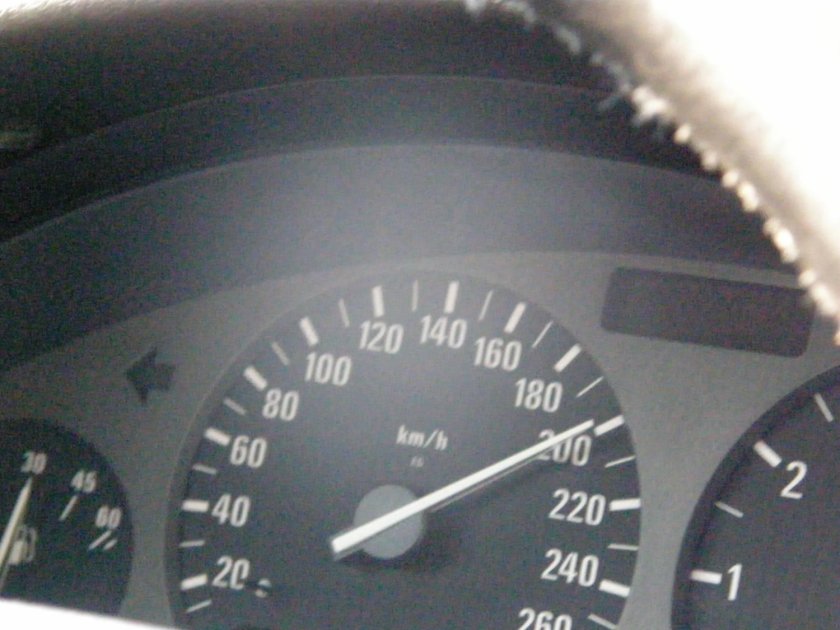 BMW спидометр 100 км/ч