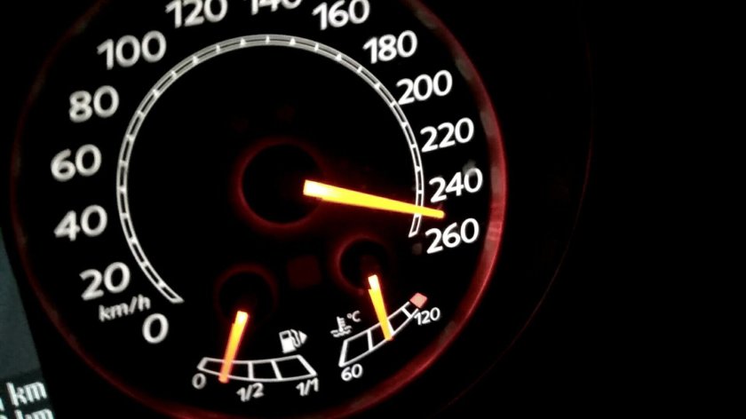 Спидометр Мерседес е 240 км/ч