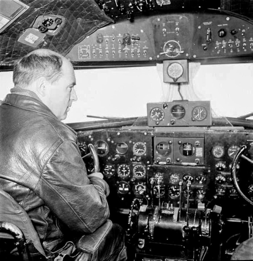 В кабине самолета