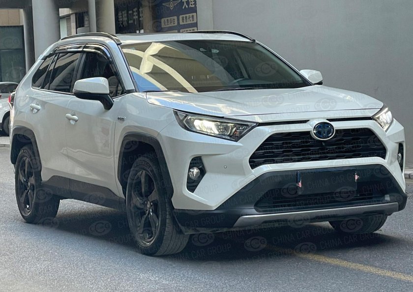 Белая тойота рав 4